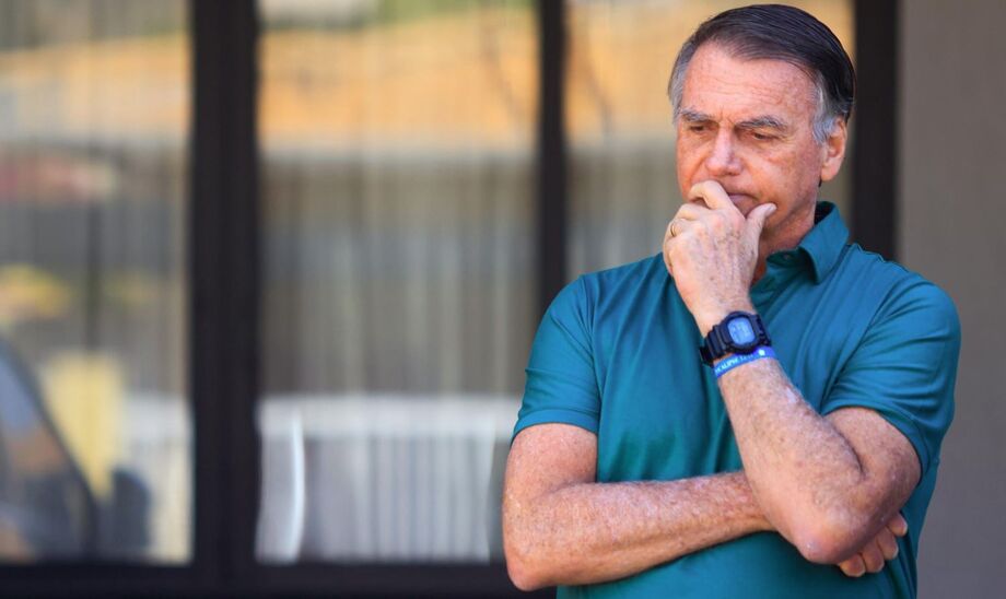 O ex-presidente Jair Bolsonaro no quintal da casa onde ele cumpre prisão domiciliar, em Brasília.