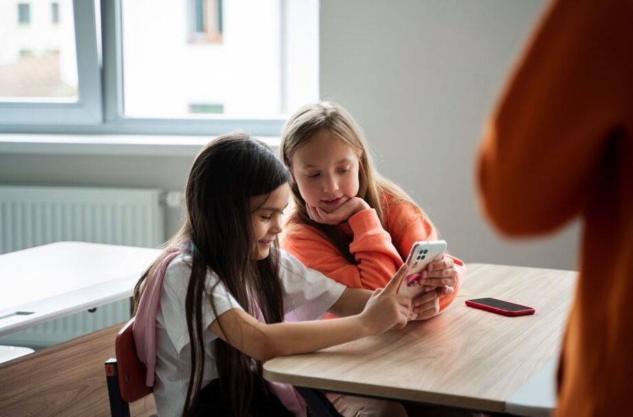 Pesquisa mostra queda no uso da internet em escolas e alerta para necessidade de mediação ativa entre pais e filhos.