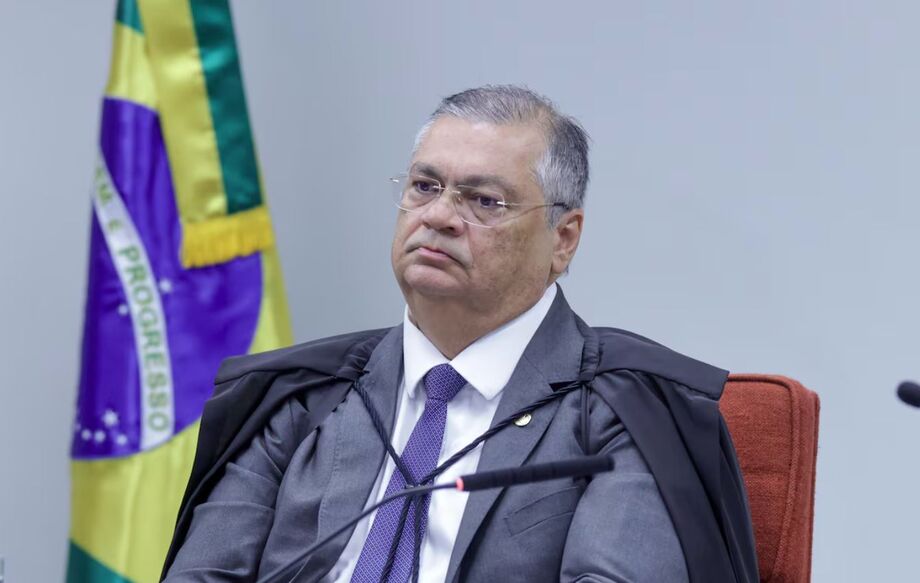 Ministro Flávio Dino durante sessão no STF: decisão amplia controle sobre emendas em Estados e municípios.