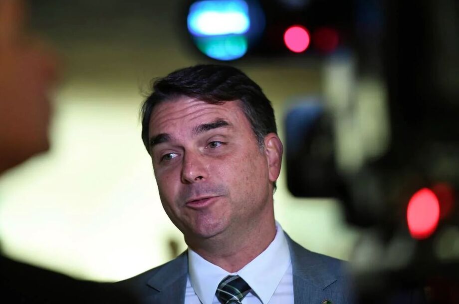 Flávio Bolsonaro pede ajuda dos EUA contra tráfico no RJ após vídeo de ataque militar de Trump viralizar.