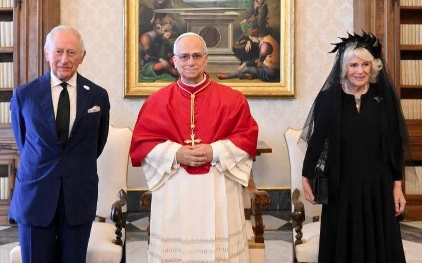 Charles III e Papa Leão XIV oram juntos diante do afresco de Michelangelo na Capela Sistina: gesto histórico pela unidade cristã