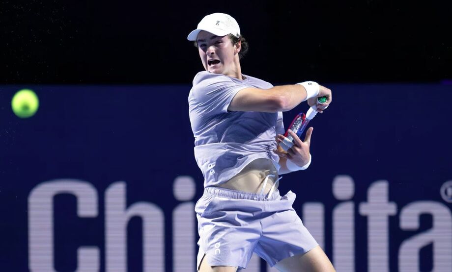 João Fonseca enfrenta Shapovalov nas quartas da Basileia e busca primeira semifinal em torneio ATP 500.