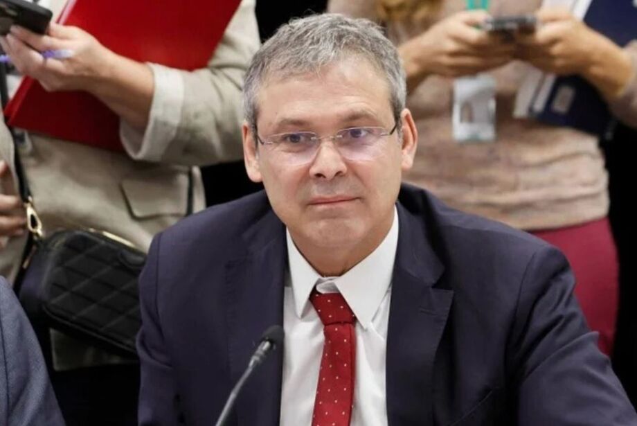 Lindbergh Farias protocola recurso contra decisão do Conselho de Ética que arquivou processo contra Eduardo Bolsonaro