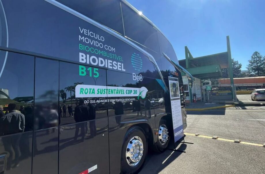 Veículos da Mercedes-Benz cruzam o Brasil rumo à COP30 com biocombustível BeVant e doações a comunidades carentes