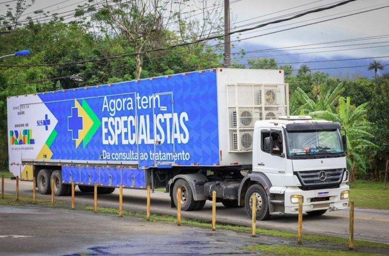 Carreta do programa Agora Tem Especialistas oferece exames gratuitos no Hospital de Amor, em Campo Grande (MS)