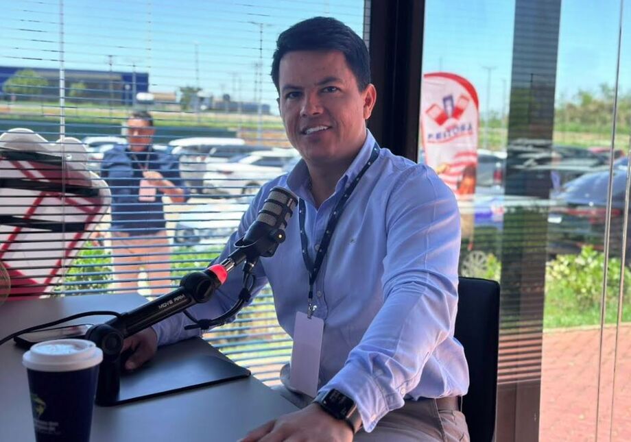 Prefeito de Deodápolis, Jean Carlos, participa de entrevista no estúdio do Jornal da Crítica durante o 3º Congresso dos Municípios, em Campo Grande.