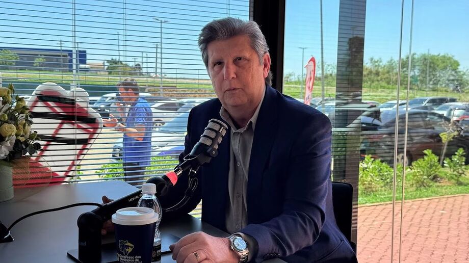 Prefeito Walter Schlatter durante entrevista ao Jornal A Crítica no estúdio de vidro montado no Congresso dos Municípios.