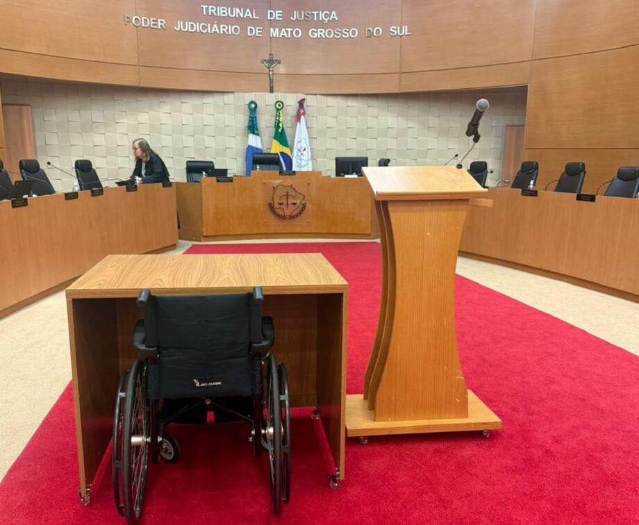 TJMS instalou mesas e cadeiras adaptadas em seus plenários para garantir acessibilidade a advogados cadeirantes.
