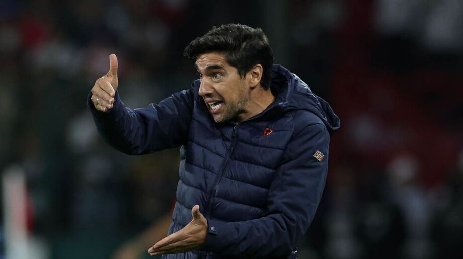 Técnico Abel Ferreira tenta ajustar o time do Palmeiras após sequência de derrotas decisivas na temporada.