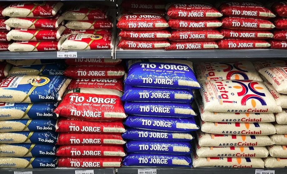 Queda nos preços de alimentos como arroz, leite, ovos e cebola ajuda a desacelerar a inflação no Brasil