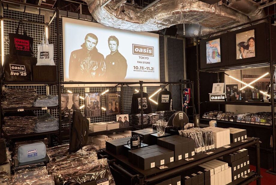 Oasis Fan Store chega a São Paulo com produtos exclusivos da turnê Live 25. Espaço será ponto de encontro de fãs da banda britânica.