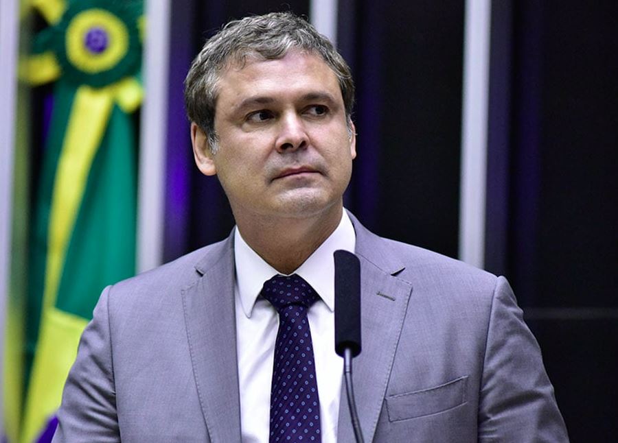 Lindbergh Farias protocolou no STF representação contra Flávio Bolsonaro por post que sugeriu apoio militar dos EUA no combate ao tráfico na Baía de Guanabara.
