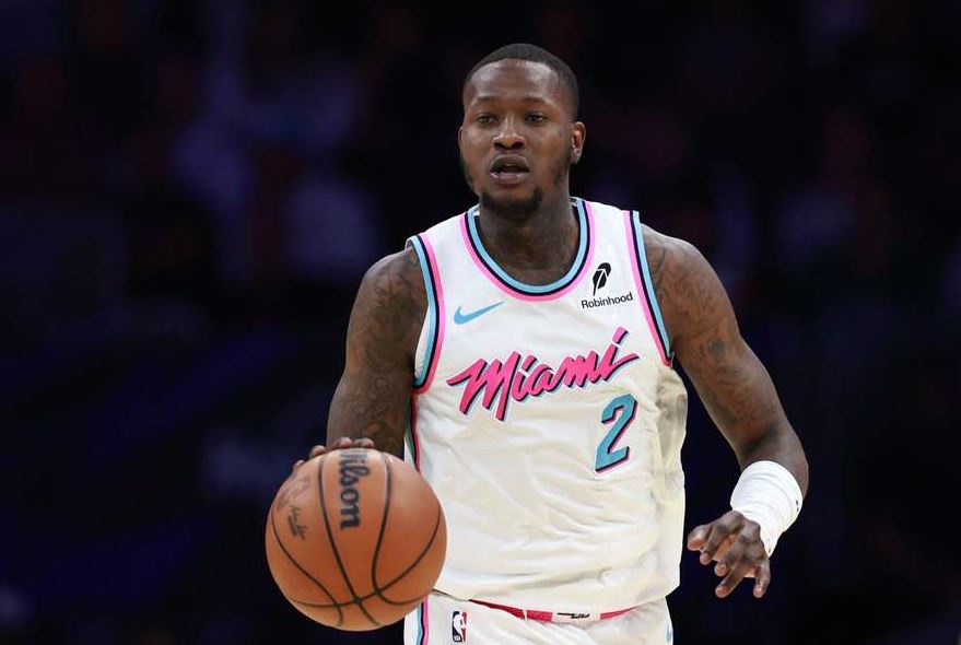TerryRozier é liberado após entregar mansão como garantia em investigação do FBI por apostas ilegais na NBA. Julgamento será em dezembro.