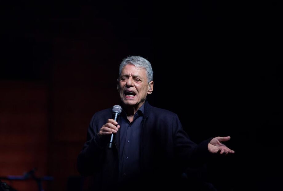 Chico Buarque durante show da turnê 'Que Tal Um Samba', no Tokio Marine Hall, em São Paulo.