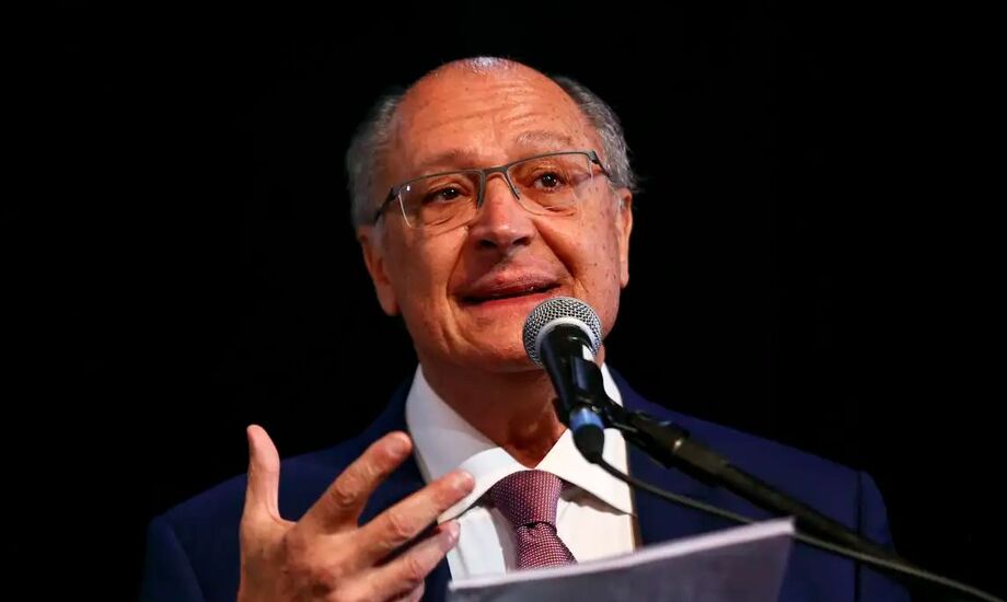 Alckmin defende diálogo e bolsonaristas reagem à fala sobre ex-presidente.