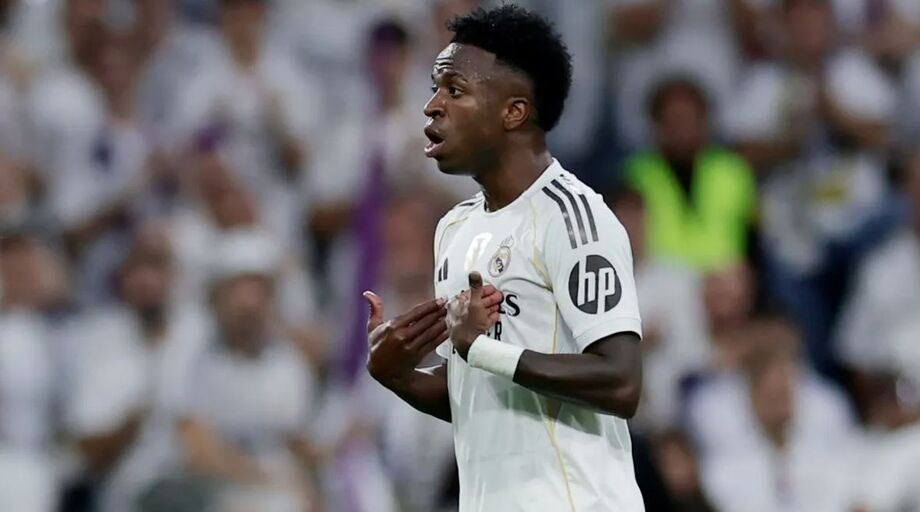 Vinícius Júnior deixa o campo irritado após ser substituído por Rodrygo no clássico contra o Barcelona