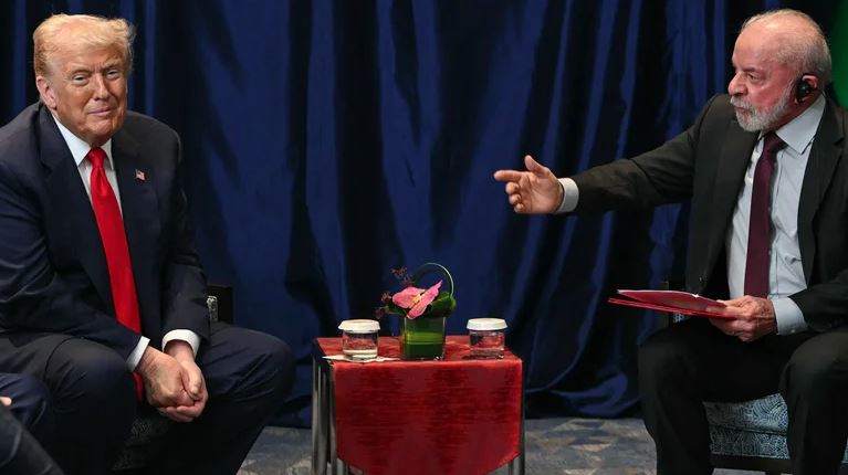 Lula e Trump discutem tarifas em encontro tenso na Malásia; imprensa internacional destaca impasses
