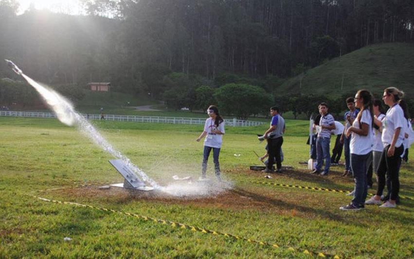 Estudantes de todo o Brasil participam da Jornada de Foguetes 2025, com lançamentos em Barra do Piraí (RJ)