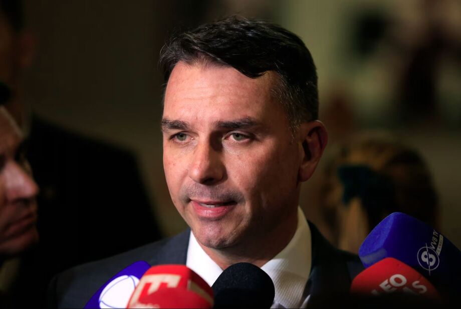 Flávio Bolsonaro criticou possível aproximação de Eduardo Paes com o PL