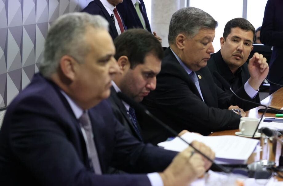 Deputado Alfredo Gaspar durante a CPMI do INSS: relator pediu ligação telefônica a piloto para esclarecer relação entre Conafer e uso de aeronaves