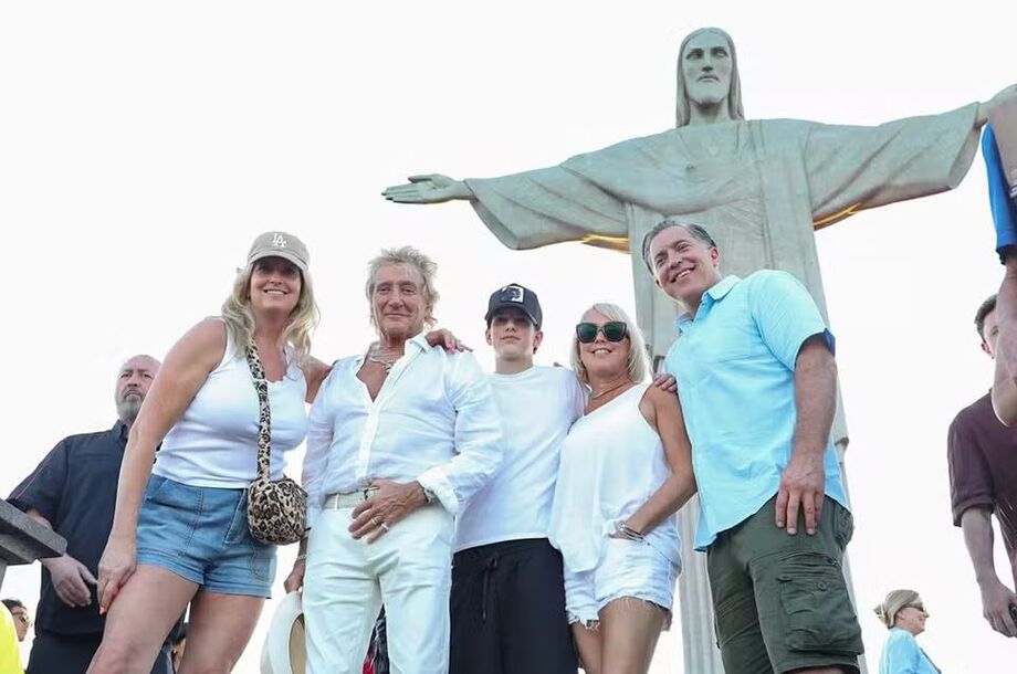 Rod Stewart visita o Cristo Redentor com a esposa durante férias no Brasil; cantor não vinha ao país desde 2023.
