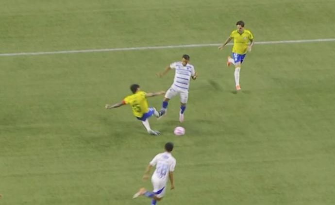 Wanderson sofreu grave lesão muscular após dividida com Gustavo Gómez no jogo contra o Palmeiras