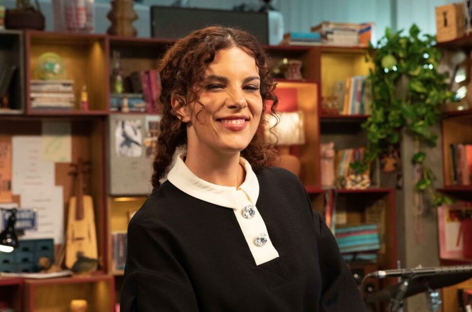 Céu celebra 20 anos do álbum de estreia em apresentação ao vivo no projeto Tiny Desk Brasil