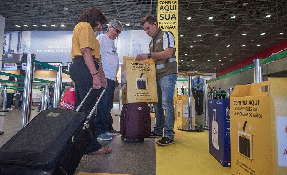 Deputado quer limitar gratuidade da bagagem de mão a voos nacionais e reacende debate sobre bagagem despachada.