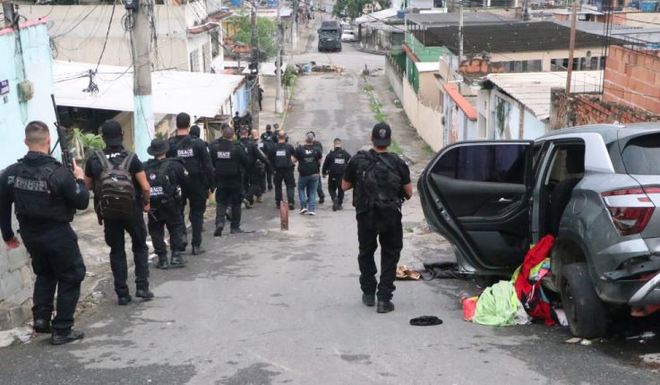 Megaoperação no Rio mobiliza 2,5mil agentes, deixa ao menos64 mortos e evidencia dominação de facção em favelas.