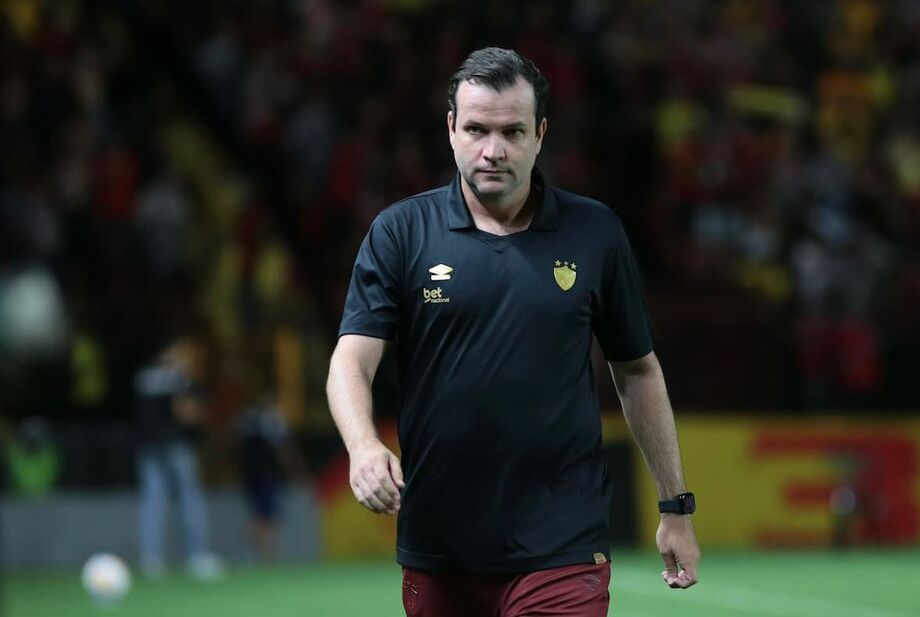 Daniel Paulista durante partida do Sport; técnico foi o terceiro a deixar o comando do clube no Brasileirão 2025