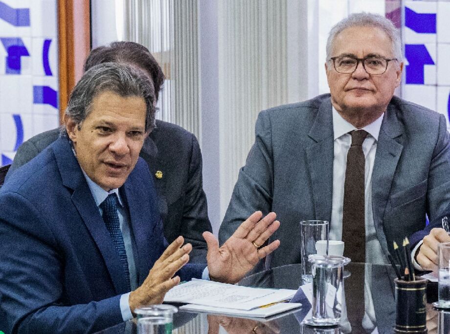 Haddad e Renan Calheiros durante reunião sobre a proposta de isenção do IR para quem ganha até R$ 5 mil