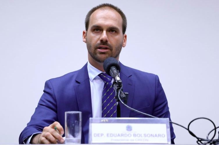 Eduardo Bolsonaro é alvo de representação por excesso de faltas na Câmara; parlamentar vive nos EUA desde fevereiro
