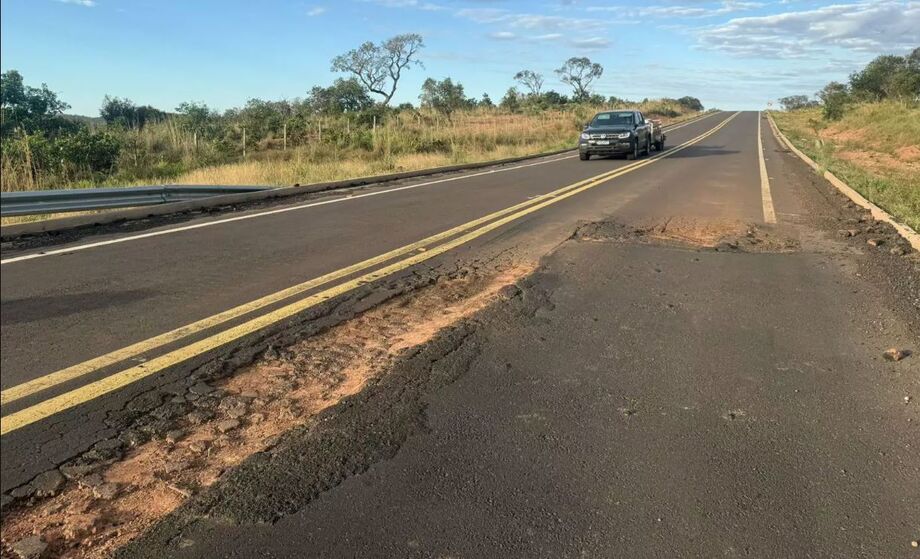 Legenda da foto: Buracos no km 164 da MS-345 coloca em risco motoristas e afeta rota turística entre Bonito e Anastácio