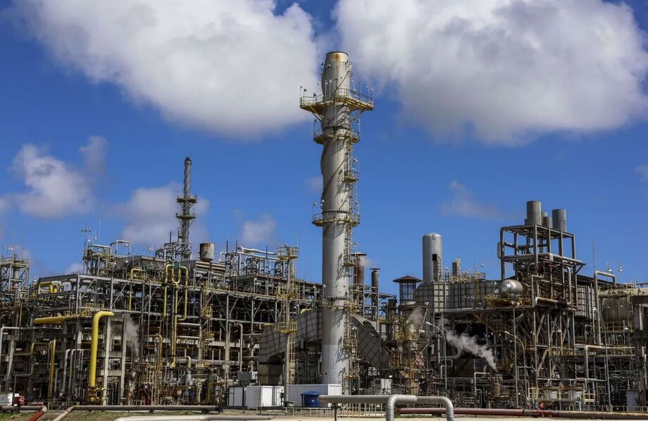 Refinaria de Manguinhos, alvo de investigação por suspeita de ligação com o PCC e sonegação de impostos