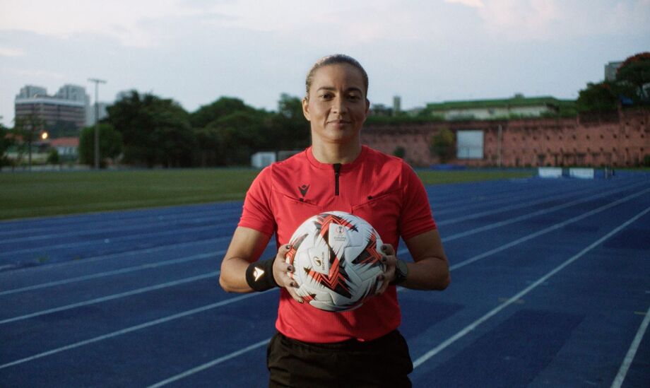 Árbitra Edina Alves é uma das protagonistas do documentário independente 'De Virada'