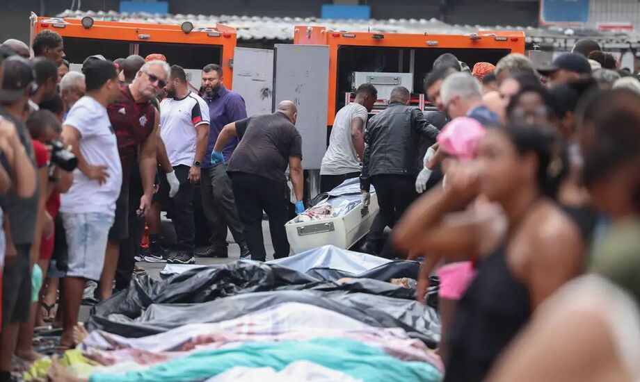 Corpos de vítimas da Operação Contenção são reunidos por moradores na Praça São Lucas, zona norte do Rio, antes de serem levados ao IML.