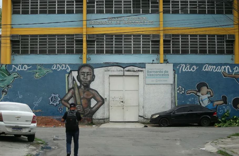 Escolas do Complexo do Alemão seguem fechadas após operação que deixou mais de 130 mortos no Rio.