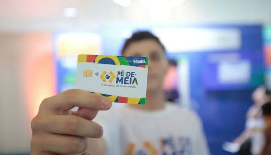 Estudantes do ensino médio poderão aplicar benefício do Pé-de-Meia em poupança ou Tesouro Direto.