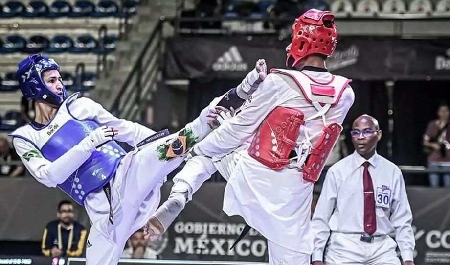Edival Pontes comemora prata no Mundial de Taekwondo em Wuxi, na China  melhor campanha da história brasileira no torneio.