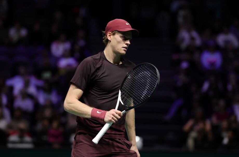 Jannik Sinner comemora vitória sobre Cerúndolo e segue firme na disputa pelo topo do ranking mundial da ATP.