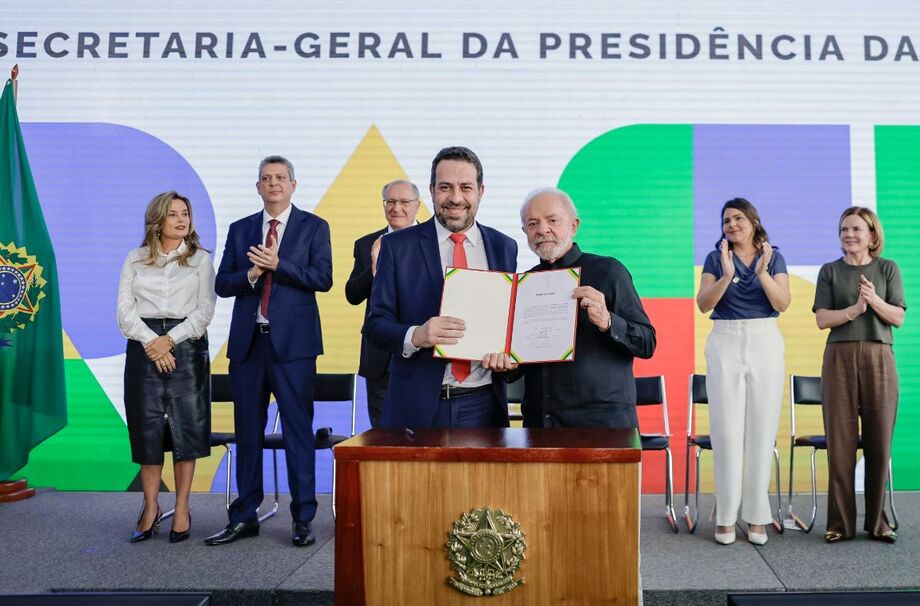 Guilherme Boulos diz que quer ficar no governo até 2026 e dispara contra Eduardo Bolsonaro: 'vergonha para o Parlamento'.