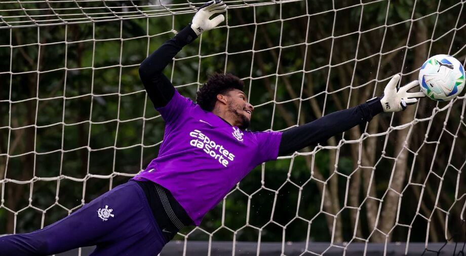 Hugo Souza volta a treinar com bola e aguarda liberação médica para retornar ao gol do Corinthians.