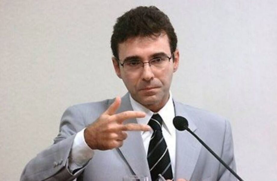 Subprocuradorgeral Lucas Rocha Furtado pede ao TCU medida cautelar para que próxima vaga no STF seja ocupada por mulher.