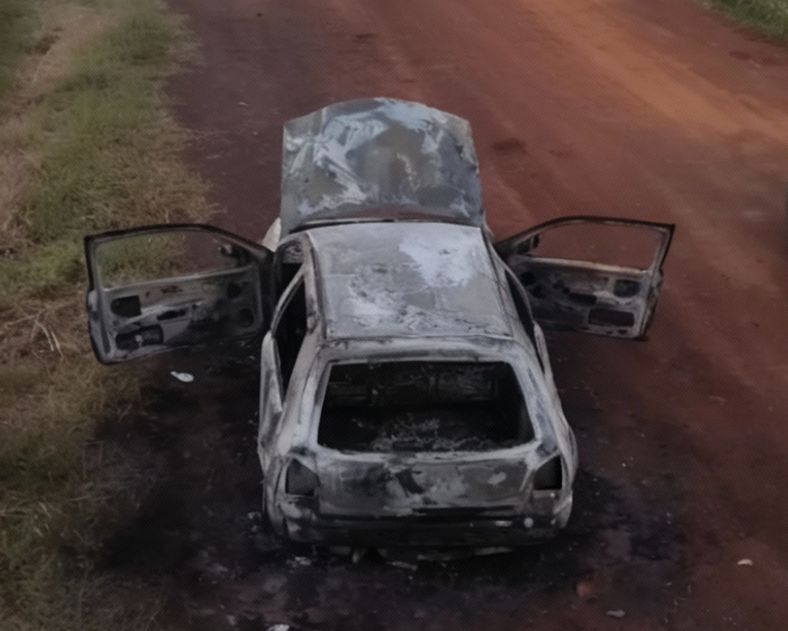 Carro completamente queimado foi encontrado na madrugada de segunda-feira (6), às margens da BR-163, em Rio Brilhante; corpo estava no banco de trás.