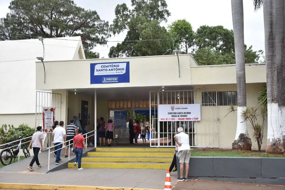 Cemitérios públicos de Campo Grande recebem cerca de 40 mil visitantes no Dia de Finados; programação inclui missas e apresentações musicais.
