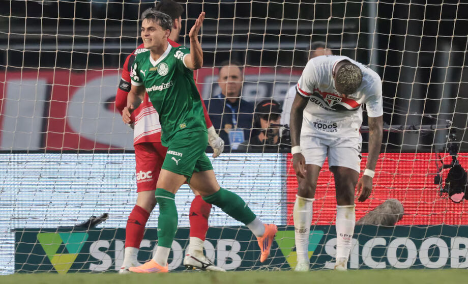 Palmeiras reagiu no segundo tempo e venceu o São Paulo por 3 a 2 no MorumBis, assumindo a liderança do Brasileirão