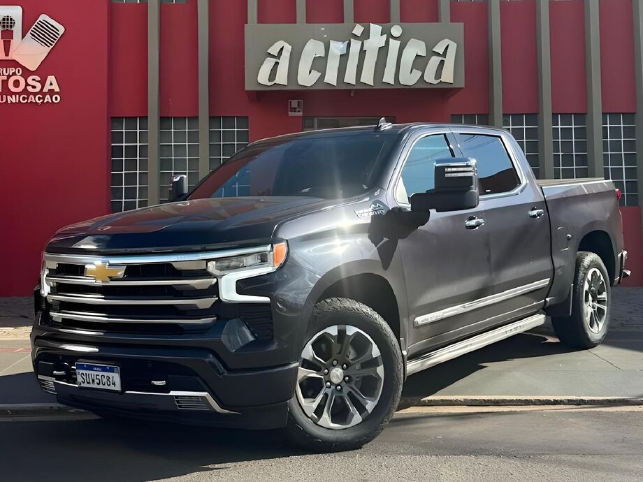 A Silverado High Country 2025, agora com preço reduzido em mais de R$ 100 mil, aparece em destaque nas ruas de Campo Grande (MS).