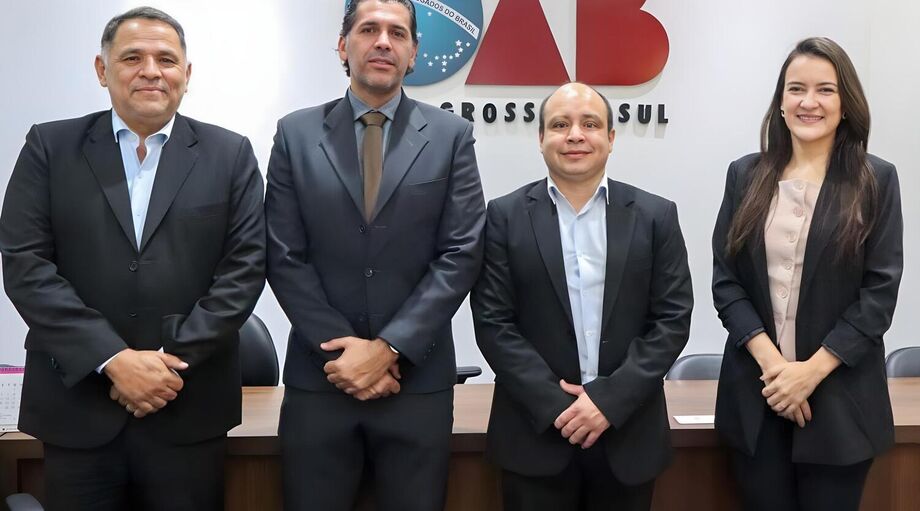 Integrantes da Comissão de Regularização Fundiária da OAB/MS durante reunião sobre proposta de criação de câmara para conflitos de terra