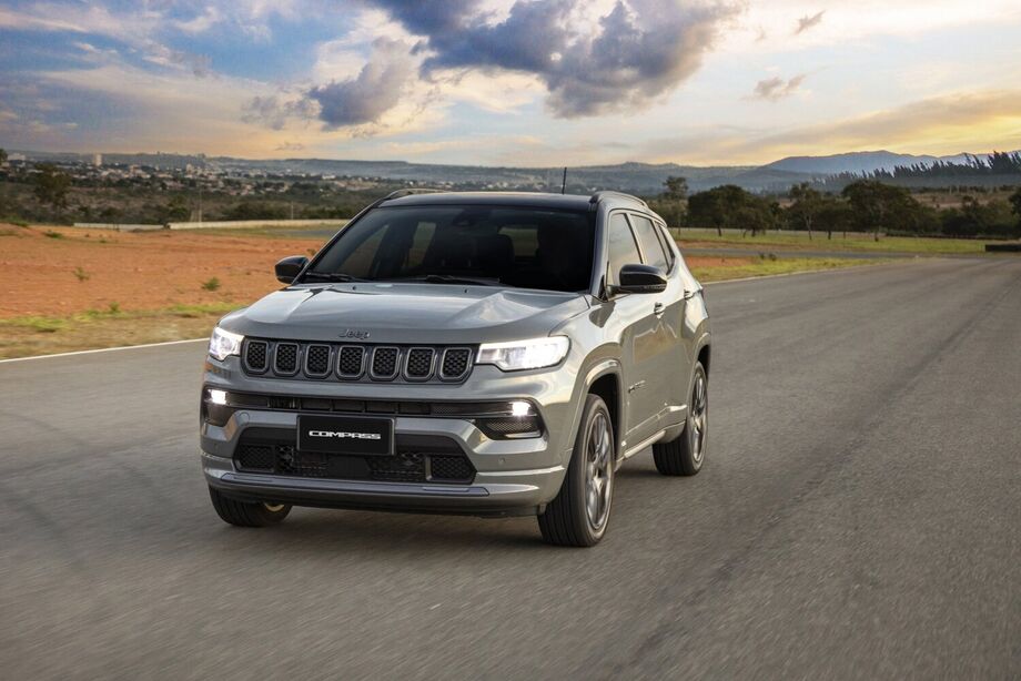 Jeep lança ação Jeep Power com descontos de até R$ 21 mil e condições especiais para modelos 2026 do Renegade, Compass e Commander.