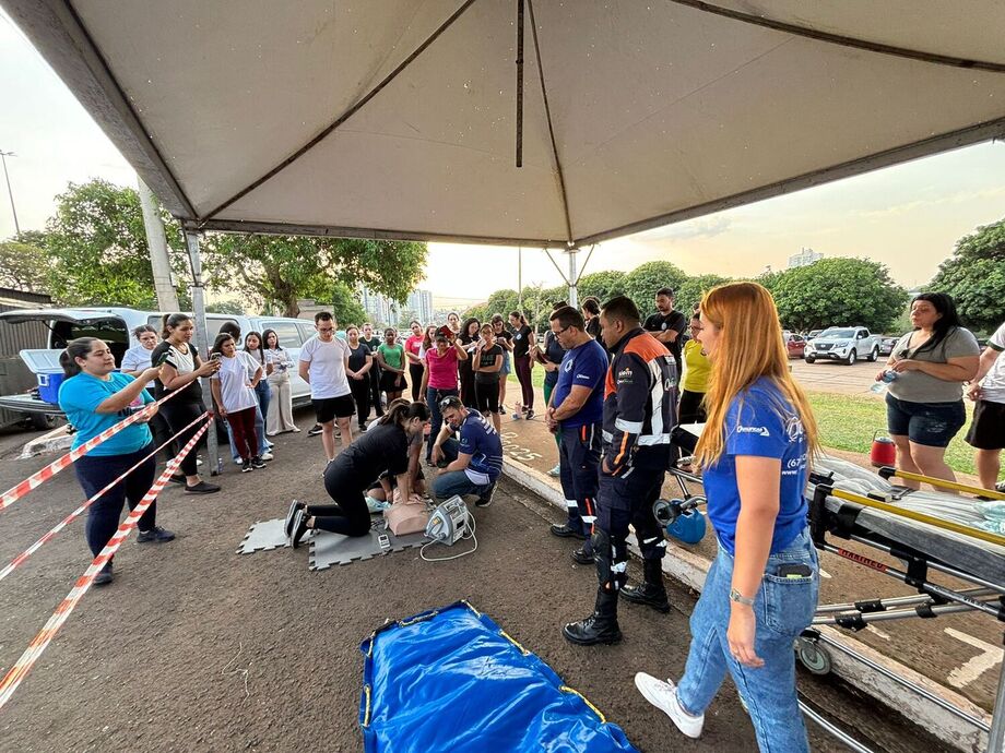 Voluntários participam de simulado médico em Campo Grande, com treinamento prático sobre primeiros socorros e atendimento de emergência.